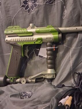 2004 Hasbro Plug and Play Mission Paintball TV Video Game Shooter Gun